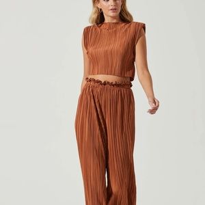 ASTR THE LABEL: CRUISE PLEATED PADDED SHOULDER CROP TOP & PANTS